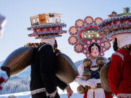 Urnäsch, Hundwil, Appenzell Ausserrhoden, Schweiz, 13 Januar 2024 - Silvesterchlausen, Brauchtum, eine Gruppe verkleideter Männer ziehen singend von Bauernhof zu Hof. Silvester Chlaus.