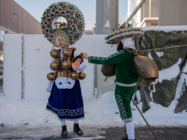 Urnäsch, Hundwil, Appenzell Ausserrhoden, Schweiz, 13 Januar 2024 - Silvesterchlausen, Brauchtum, eine Gruppe verkleideter Männer ziehen singend von Bauernhof zu Hof. Silvester Chlaus.