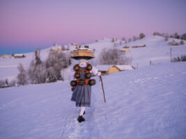 Urnäsch, Hundwil, Appenzell Ausserrhoden, Schweiz, 13 Januar 2024 - Silvesterchlausen, Brauchtum, eine Gruppe verkleideter Männer ziehen singend von Bauernhof zu Hof. Silvester Chlaus.