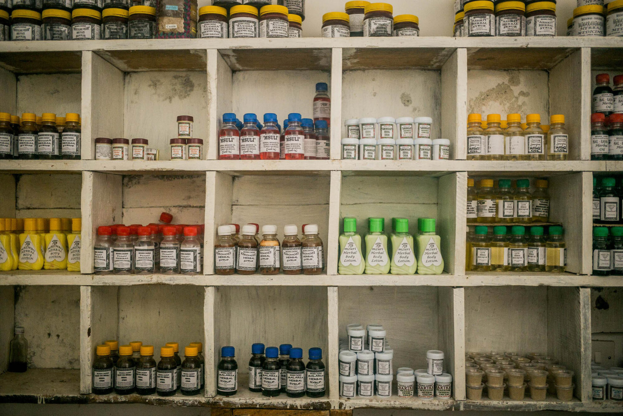 Sansibar, Tansania, 10. Juli 2014  - Dr. Madawa, Sansibars poulaerster Medizinmann. Reportage Sansibar und Tansania mit Werner Spitteler ueber Malaria, Artemisia Annua, Moringa und Mineralien.