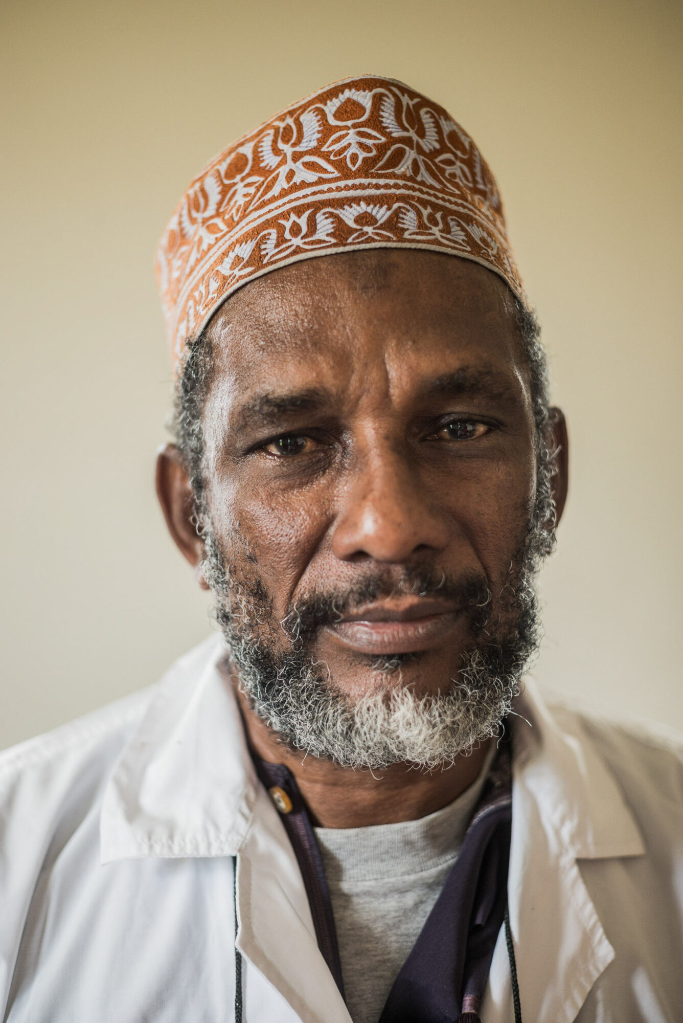 Sansibar, Tansania, 10. Juli 2014  - Dr. Madawa, Sansibars poulaerster Medizinmann. Reportage Sansibar und Tansania mit Werner Spitteler ueber Malaria, Artemisia Annua, Moringa und Mineralien.