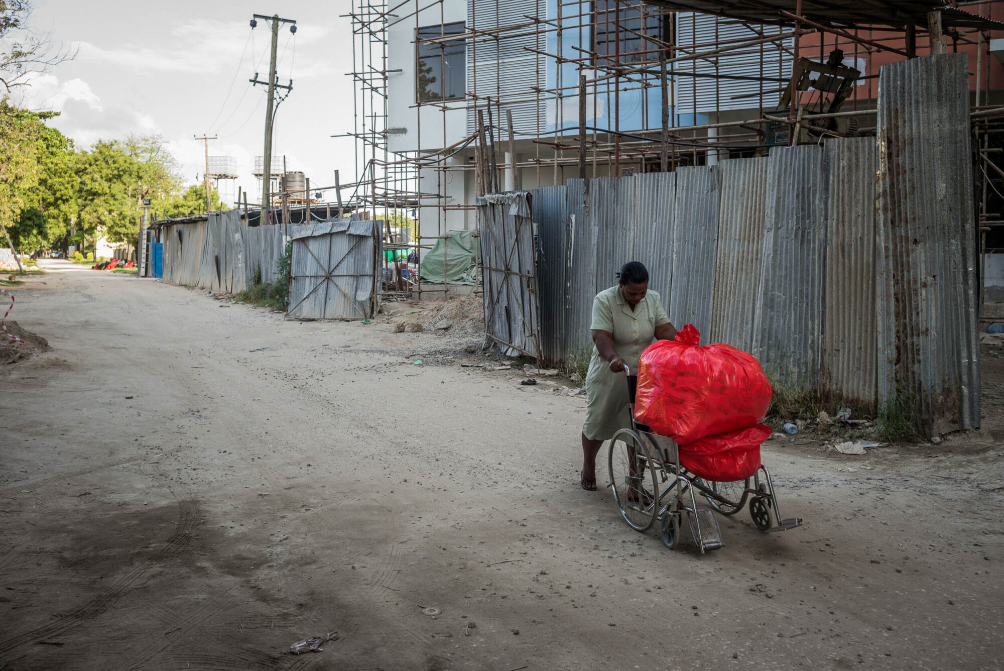 Dar Es Salaam, Tansania, 9. Juli 2014  - Othopaedisches Institut in Dar. Reportage in Tansania mit Werner Spitteler ueber Malaria, Artemisia Annua, Moringa und Mineralien.