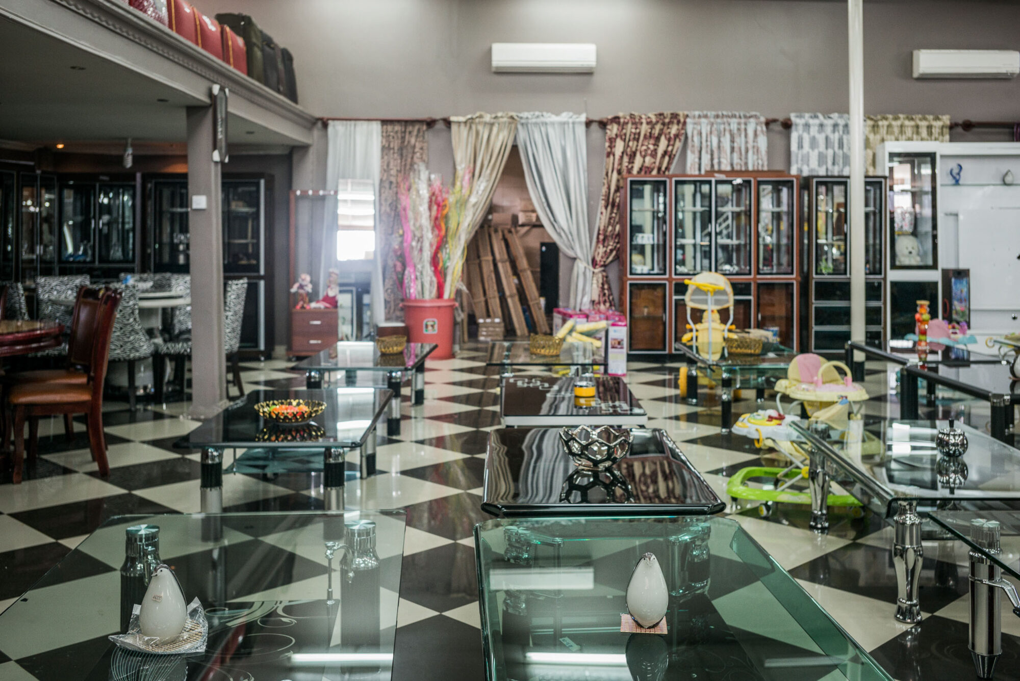 Dar Es Salaam, Tansania, 18. Juli 2014 - Dome Landschaft mit Bimsstein. Reportage in Tansania und Sansibar mit Werner Spitteler ueber Malaria, Artemisia Annua, Moringa und Mineralien.