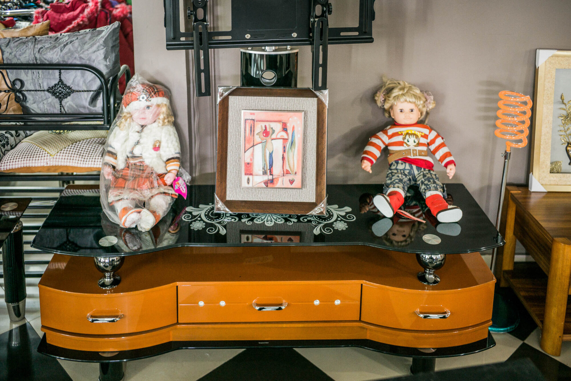 Dar Es Salaam, Tansania, 18. Juli 2014 - Dome Landschaft mit Bimsstein. Reportage in Tansania und Sansibar mit Werner Spitteler ueber Malaria, Artemisia Annua, Moringa und Mineralien.