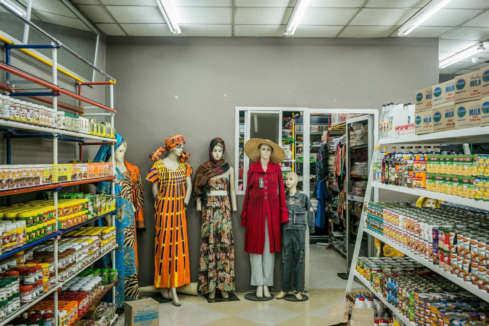 Dar Es Salaam, Tansania, 18. Juli 2014 - Dome Landschaft mit Bimsstein. Reportage in Tansania und Sansibar mit Werner Spitteler ueber Malaria, Artemisia Annua, Moringa und Mineralien.