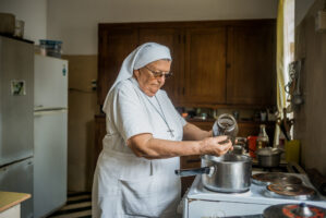 Dar Es Salaam, Tansania, 5. Juli 2014  - Josefata Scheuermann, Baldegger Schwester. Reportage in Tansania mit Werner Spitteler ueber Malaria, Artemisia Annua, Moringa und Mineralien.