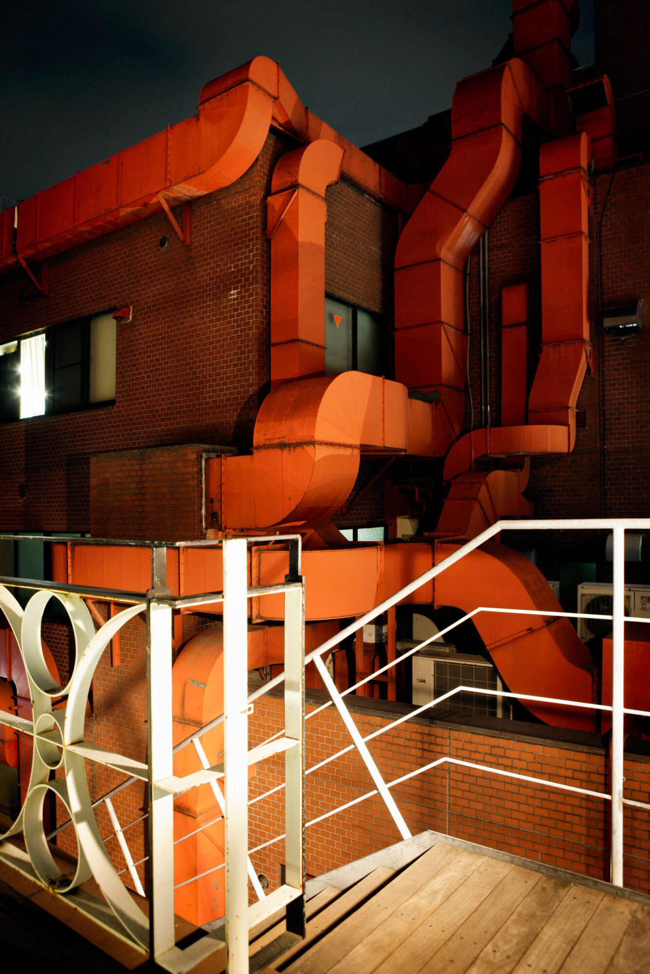 Tokio, Japan, 15. Februar 2009 - Tokio, Hauptstadt von Japan. Kunst am Bau. Infrastruktur wie Lueftung aussen an der Fassade.

Photo by Daniel Ammann