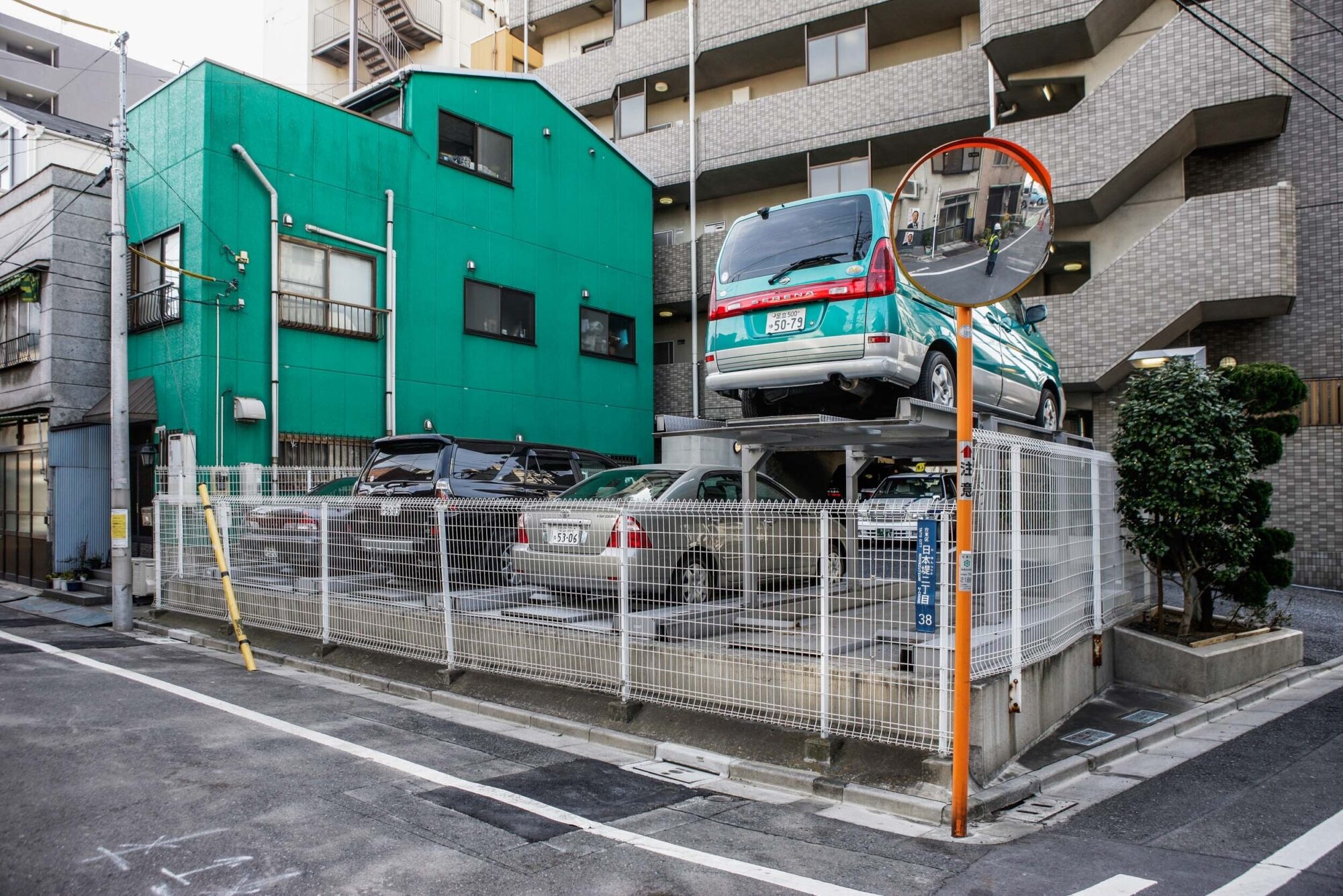 Tokio, Japan, 17. Februar 2009 - Tokio, Hauptstadt von Japan. Parkplatz, Autos werden gestapelt.

Photo by Daniel Ammann