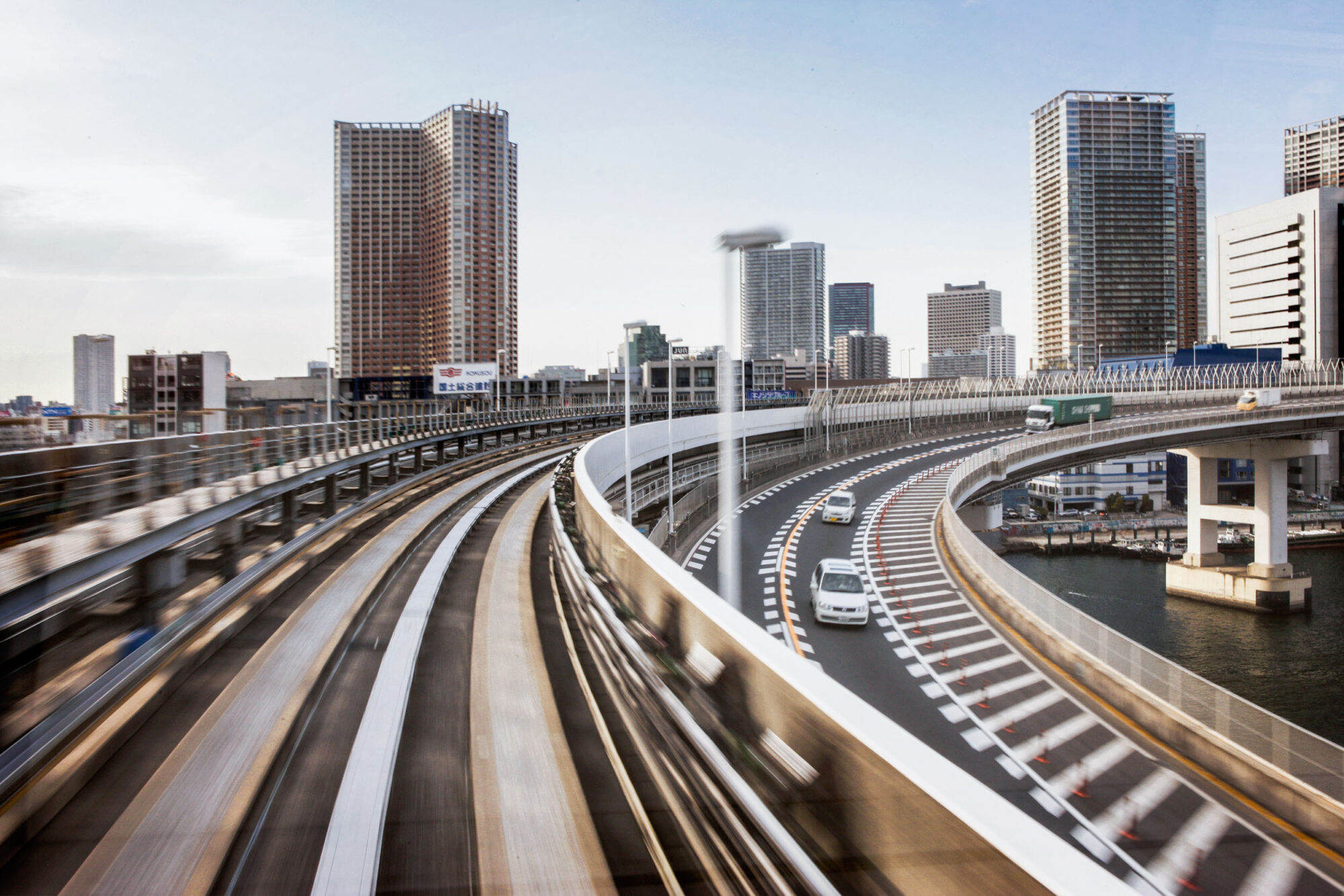 Tokio, Japan, 17. Februar 2009 - Tokio, Hauptstadt von Japan. Hochhaeuser und Bahnfahrt.

Photo by Daniel Ammann