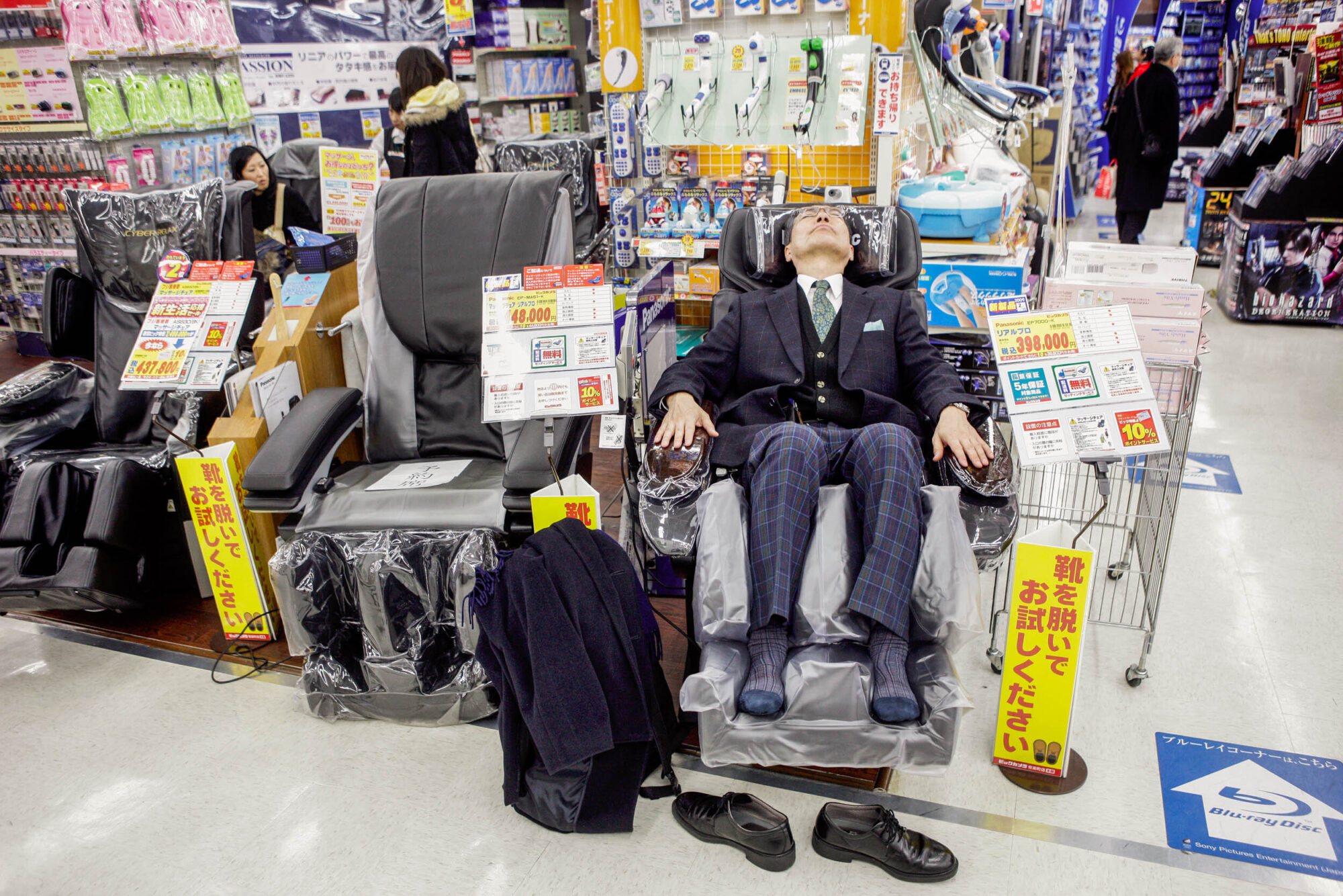 Tokio, Japan, 17. Februar 2009 - Tokio, Hauptstadt von Japan. Bic Camera Shop. Mann im Massagestuhl.

Photo by Daniel Ammann