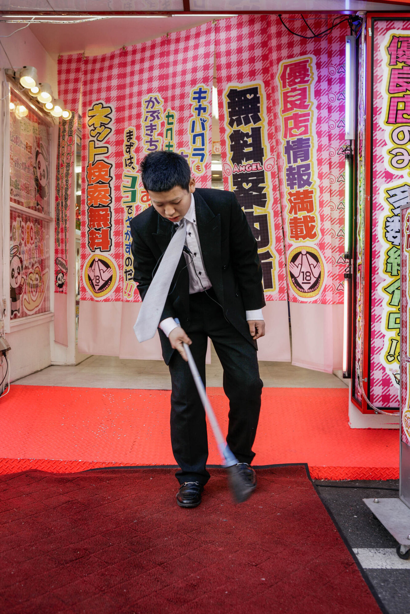 Tokio, Japan, 17. Februar 2009 - Tokio, Hauptstadt von Japan. Putzen vor einem Sex Shop.

Photo by Daniel Ammann