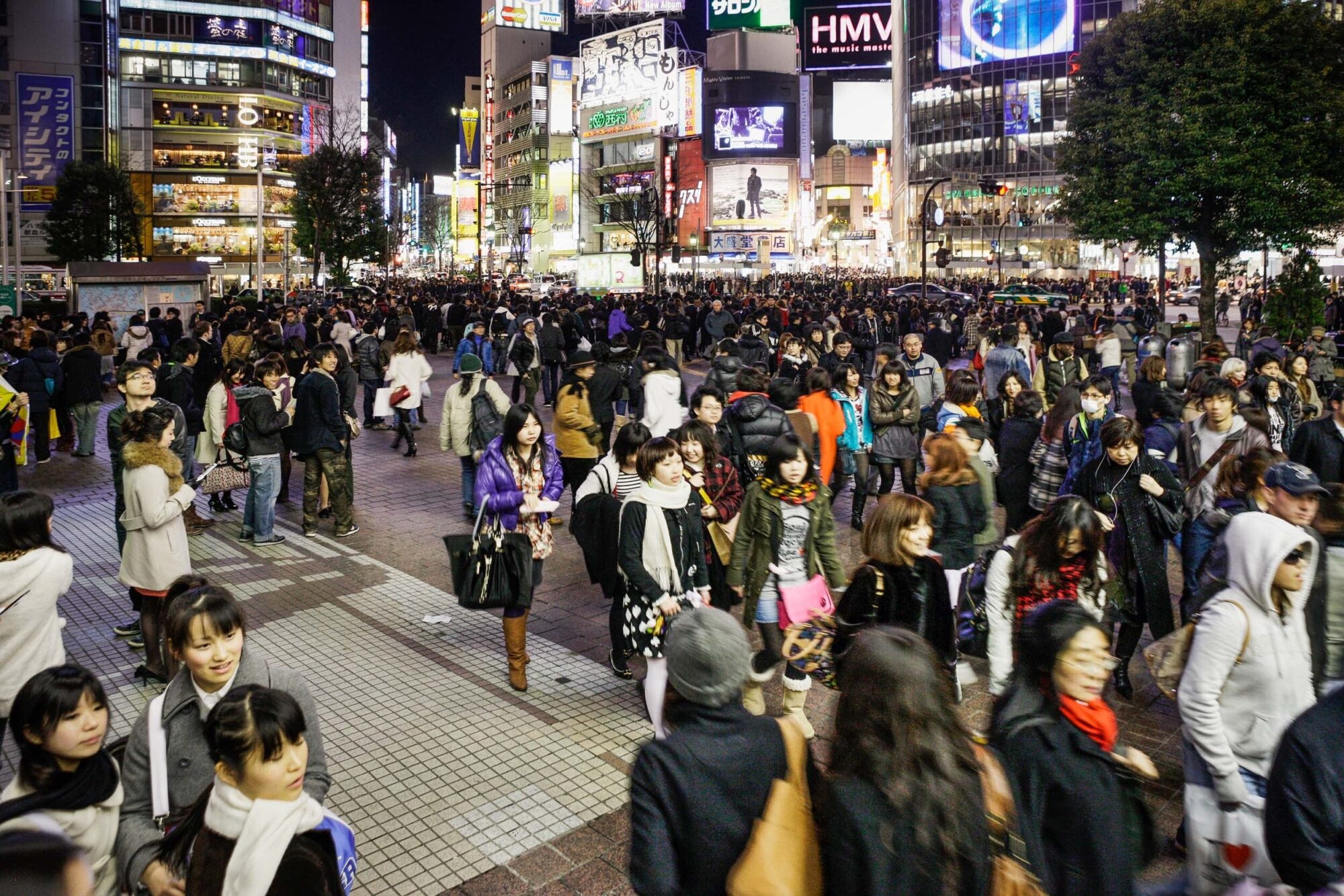 Tokio, Japan, 15. Februar 2009 - Tokio, Hauptstadt von Japan. Menschen Menge in Shibuja am Samstag Abend.

Photo by Daniel Ammann