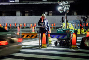 Tokio, Japan, 17. Februar 2009 - Tokio, Hauptstadt von Japan. Polizeiliche Strassen Abschrankungen in der Nacht.

Photo by Daniel Ammann