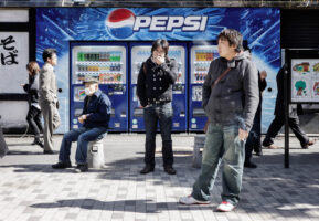 Tokio, Japan, 17. Februar 2009 - Tokio, Hauptstadt von Japan. Menschen auf der Strasse. Smoking Area.

Photo by Daniel Ammann