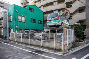 Tokio, Japan, 17. Februar 2009 - Tokio, Hauptstadt von Japan. Parkplatz, Autos werden gestapelt.

Photo by Daniel Ammann