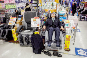 Tokio, Japan, 17. Februar 2009 - Tokio, Hauptstadt von Japan. Bic Camera Shop. Mann im Massagestuhl.

Photo by Daniel Ammann