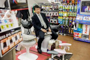 Tokio, Japan, 17. Februar 2009 - Tokio, Hauptstadt von Japan. Bic Camera Shop. Mann auf Pferdesattel.

Photo by Daniel Ammann