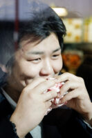 Tokio, Japan, 17. Februar 2009 - Tokio, Hauptstadt von Japan. Hambuerger essender Japaner.

Photo by Daniel Ammann