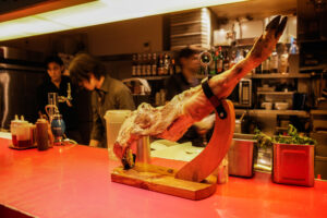 Tokio, Japan, 15. Februar 2009 - Tokio, Hauptstadt von Japan. Bar mit Schweine Fleisch.

Photo by Daniel Ammann