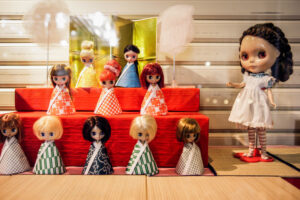 Tokio, Japan, 15. Februar 2009 - Tokio, Hauptstadt von Japan. Kinder Puppe im Schaufenster.

Photo by Daniel Ammann