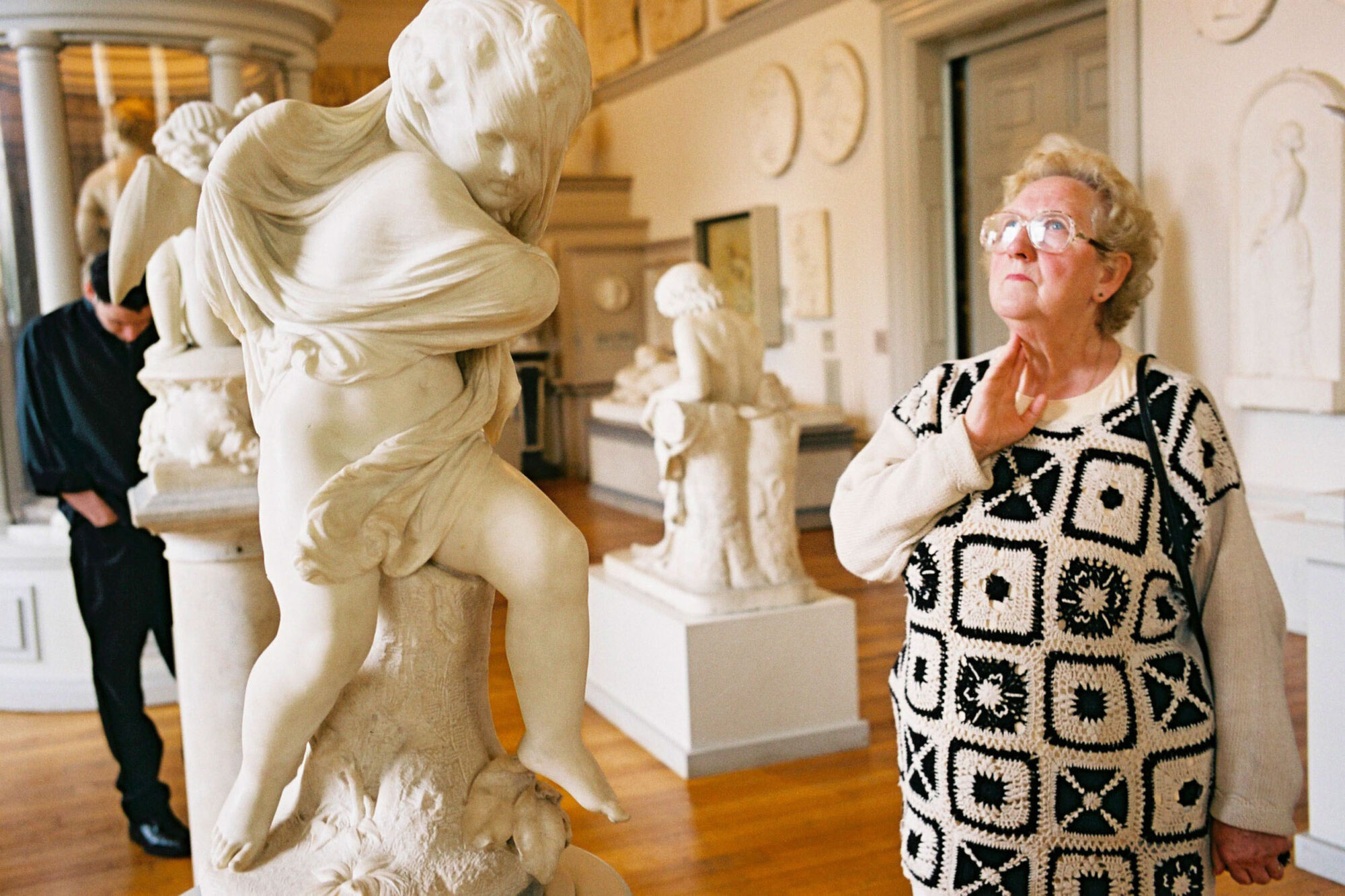 ENGLAND,1.AUGUST02 - Bilder der Reise durch das Koenigreich England von Nadja Tarnutzer und Daniel Ammann. Buchprojekt England 2002. Frau sieht in einem Museum eine Statue an.

photo by Daniel Ammann