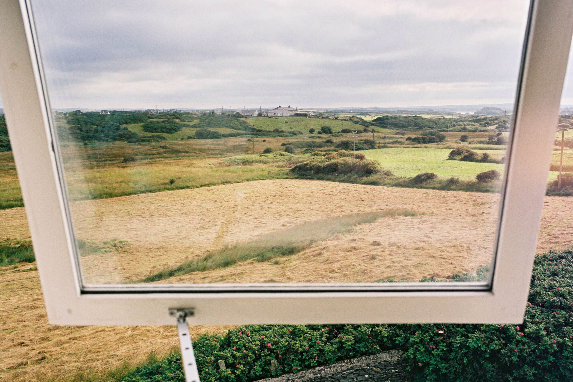 ENGLAND,1.AUGUST02 - Bilder der Reise durch das Koenigreich England von Nadja Tarnutzer und Daniel Ammann. Buchprojekt England 2002. Landschaft, Blick aus dem Schlafzimmer Fenster.

photo by Daniel Ammann