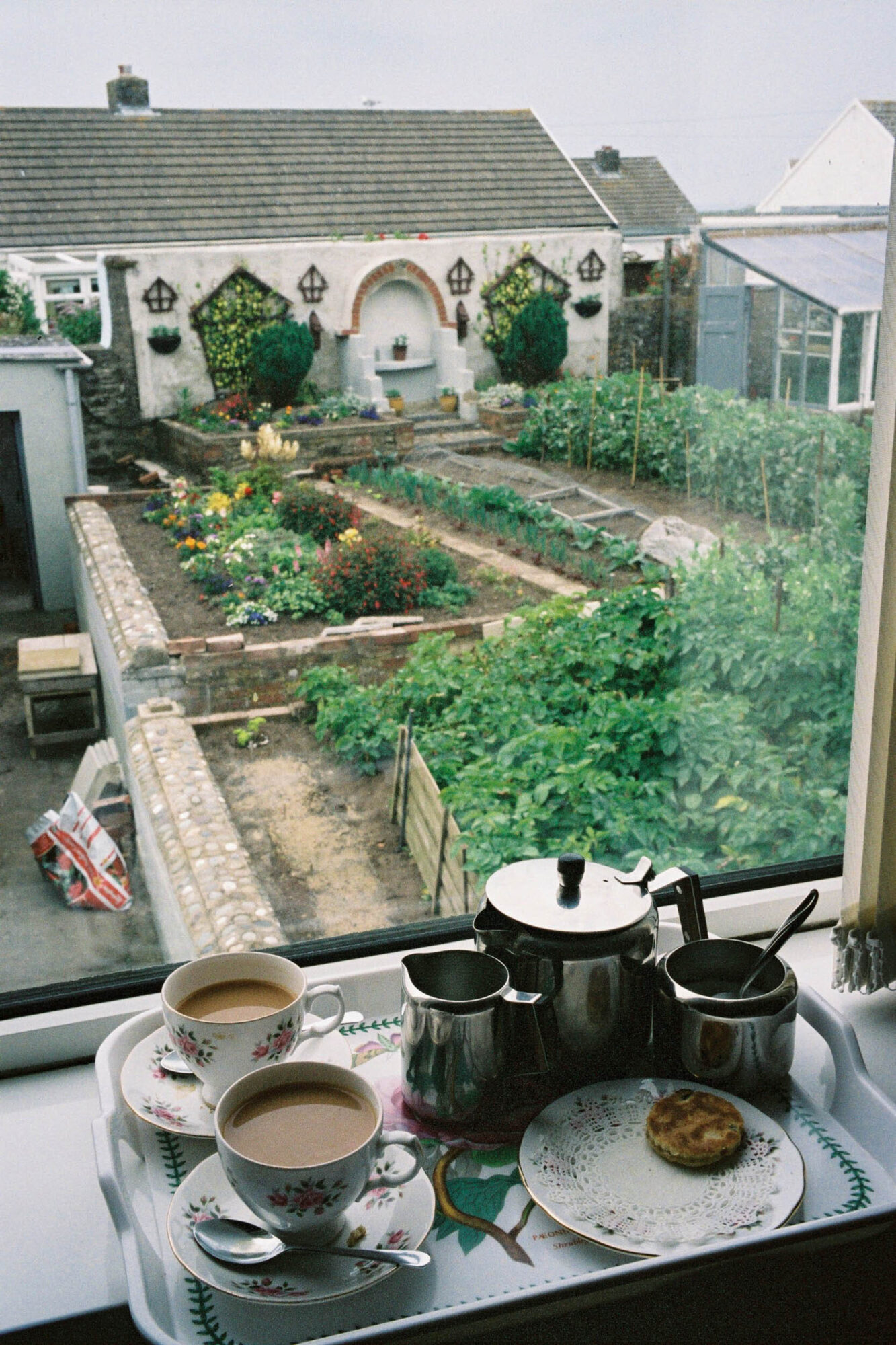 ENGLAND,1.AUGUST02 - Bilder der Reise durch das Koenigreich England von Nadja Tarnutzer und Daniel Ammann. Buchprojekt England 2002. Cacke und Thee, typisch Englische Zwischenverpflegung.

photo by Daniel Ammann