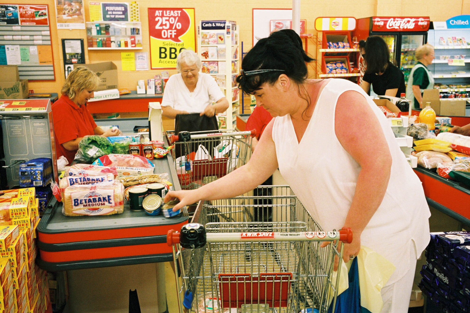 ENGLAND,1.AUGUST02 - Bilder der Reise durch das Koenigreich England von Nadja Tarnutzer und Daniel Ammann. Buchprojekt England 2002. Menschen im Supermarkt.

photo by Daniel Ammann