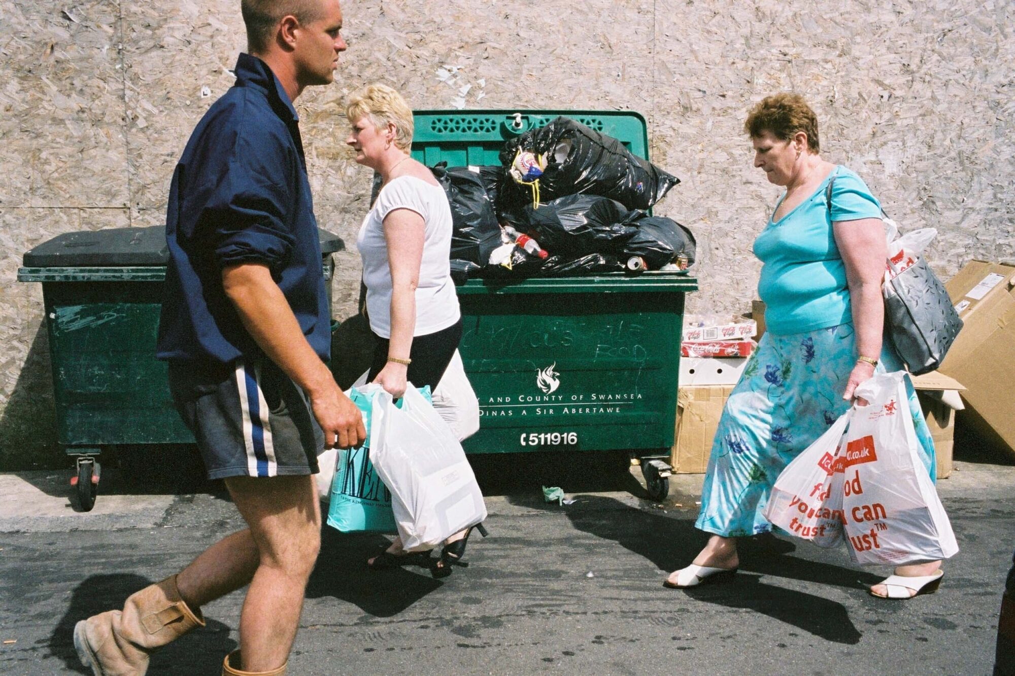 ENGLAND,1.AUGUST02 - Bilder der Reise durch das Koenigreich England von Nadja Tarnutzer und Daniel Ammann. Buchprojekt England 2002. Menschen mit Einkaufstuete.

photo by Daniel Ammann