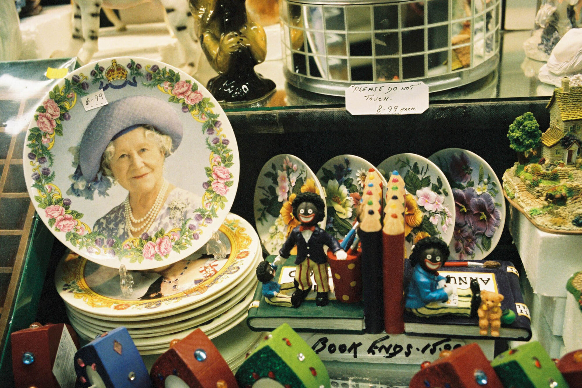 ENGLAND,1.AUGUST02 - Bilder der Reise durch das Koenigreich England von Nadja Tarnutzer und Daniel Ammann. Buchprojekt England 2002. Queen Mum auf Teller und Mohrenkoepfe.

photo by Daniel Ammann