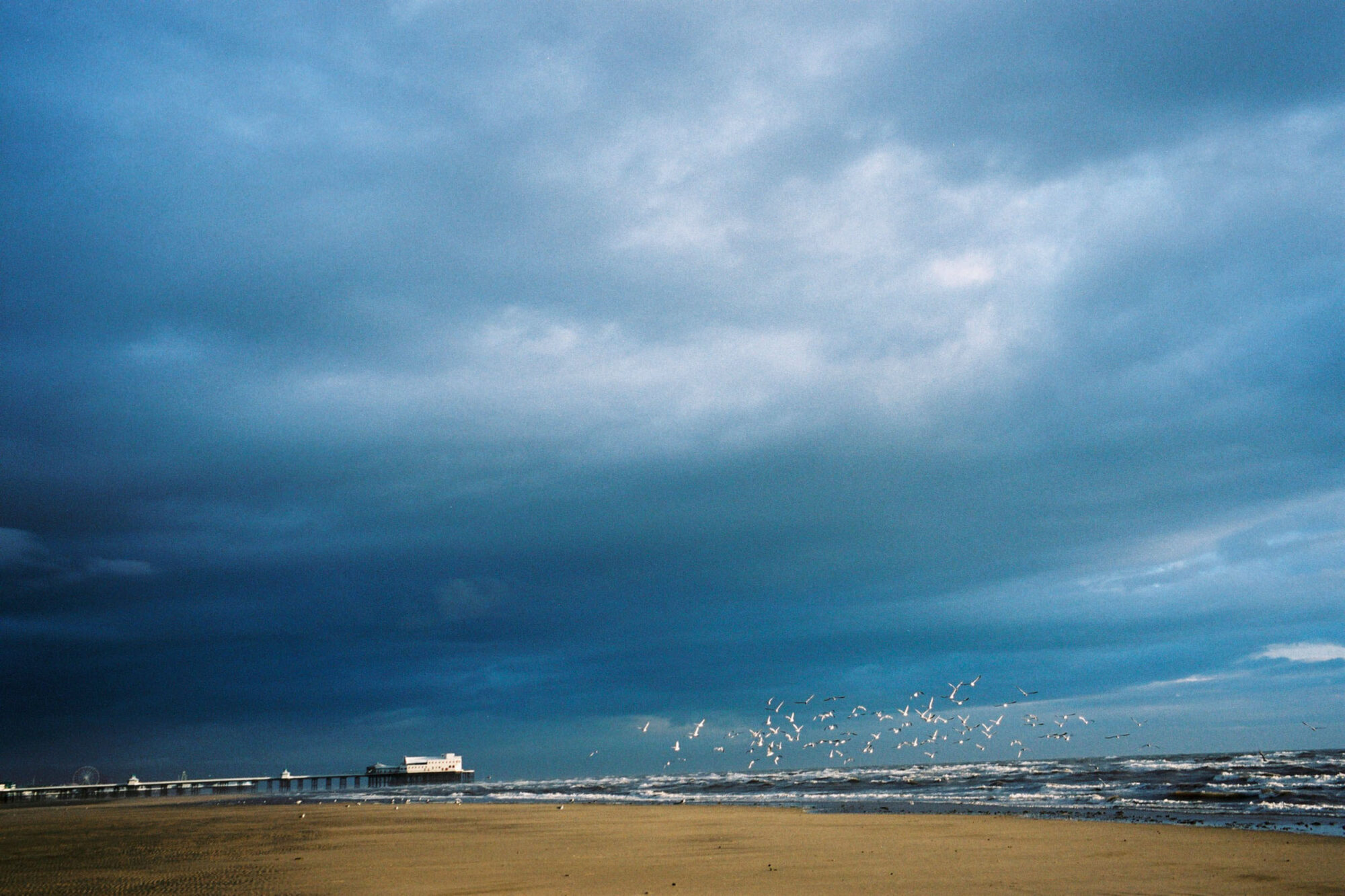 ENGLAND,1.AUGUST02 - Bilder der Reise durch das Koenigreich England von Nadja Tarnutzer und Daniel Ammann. Buchprojekt England 2002. Abendstimmung am Strand von Blackpool.

photo by Daniel Ammann