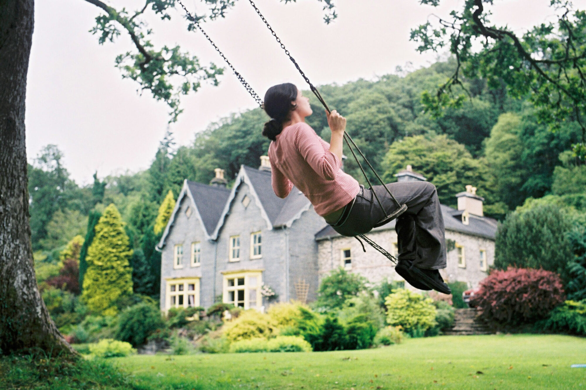 ENGLAND,1.AUGUST02 - Bilder der Reise durch das Koenigreich England von Nadja Tarnutzer und Daniel Ammann. Buchprojekt England 2002. Nadja auf der Schaukel.

photo by Daniel Ammann