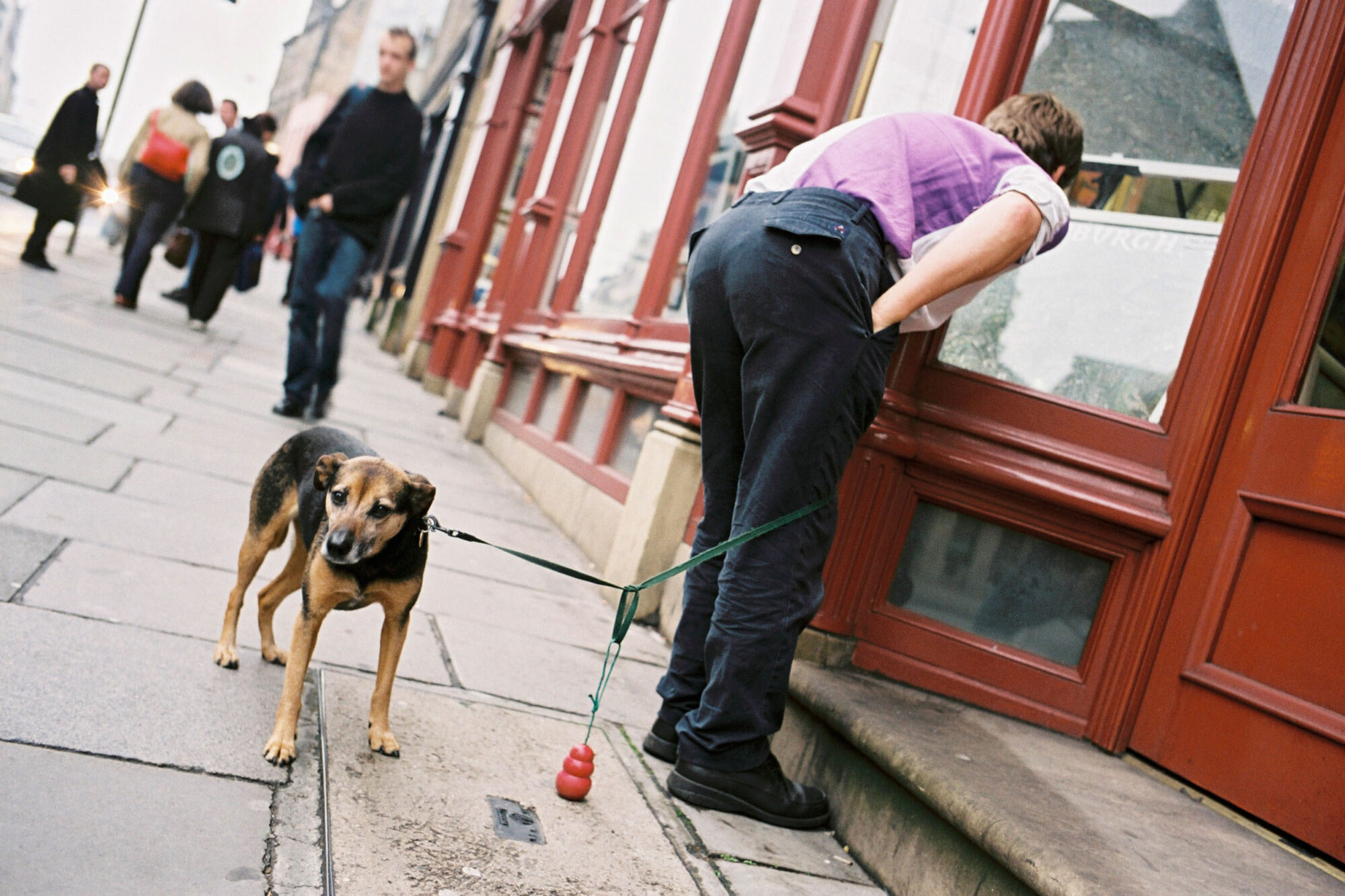 ENGLAND,1.AUGUST02 - Bilder der Reise durch das Koenigreich England von Nadja Tarnutzer und Daniel Ammann. Buchprojekt England 2002. Hund und Mann in der Strasse von Edinburgh.

photo by Daniel Ammann
