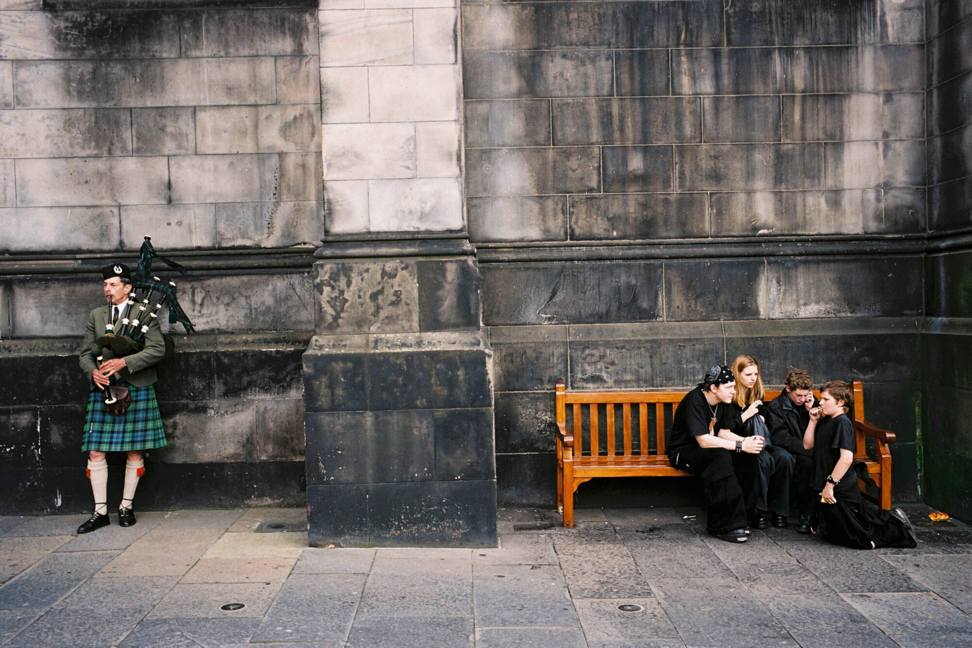 ENGLAND,1.AUGUST02 - Bilder der Reise durch das Koenigreich England von Nadja Tarnutzer und Daniel Ammann. Buchprojekt England 2002. Dudelsack Blaeser und Kids an der Wand der Kirche von Edinburgh.

photo by Daniel Ammann