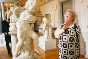 ENGLAND,1.AUGUST02 - Bilder der Reise durch das Koenigreich England von Nadja Tarnutzer und Daniel Ammann. Buchprojekt England 2002. Frau sieht in einem Museum eine Statue an.

photo by Daniel Ammann
