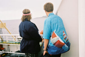 ENGLAND,1.AUGUST02 - Bilder der Reise durch das Koenigreich England von Nadja Tarnutzer und Daniel Ammann. Buchprojekt England 2002. Blick auf das Meer mit Americas Cup Hemd.

photo by Daniel Ammann