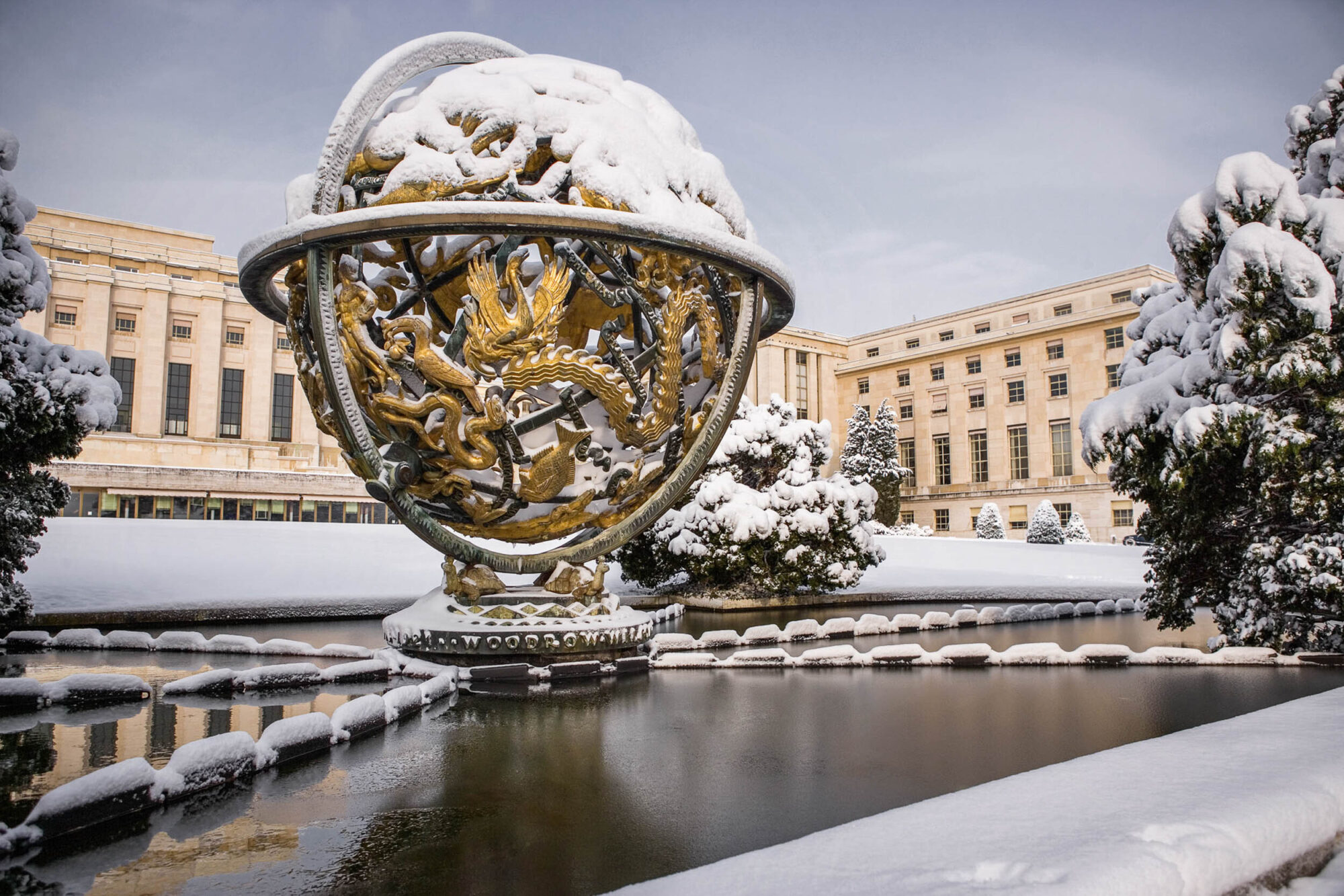 GENF, SCHWEIZ, 25. JANUAR 2007 - PALAIS DES NATION, UNO SITZ IN GENF. ANSICHT HAUPTGEBAEUDE A, ASSEMBLY HALL. MECHANISCH DREHENDE WELTKUGEL DIE JEDOCH STILL STEHT.

FOTO BY DANIEL AMMANN