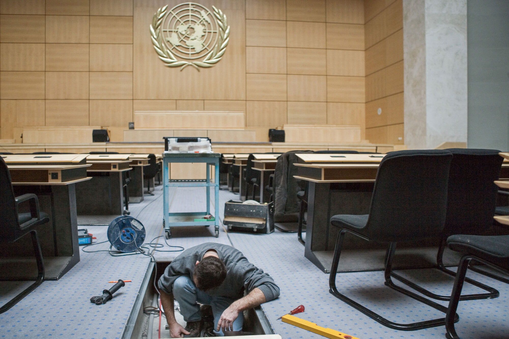 GENF, SCHWEIZ, 25. JANUAR 2007 - PALAIS DES NATION, UNO SITZ IN GENF. EIN SERVICE TECHNIKER ZIEHT TONKABEL IM SALLE DES ASSEMBLEES EIN.

FOTO BY DANIEL AMMANN