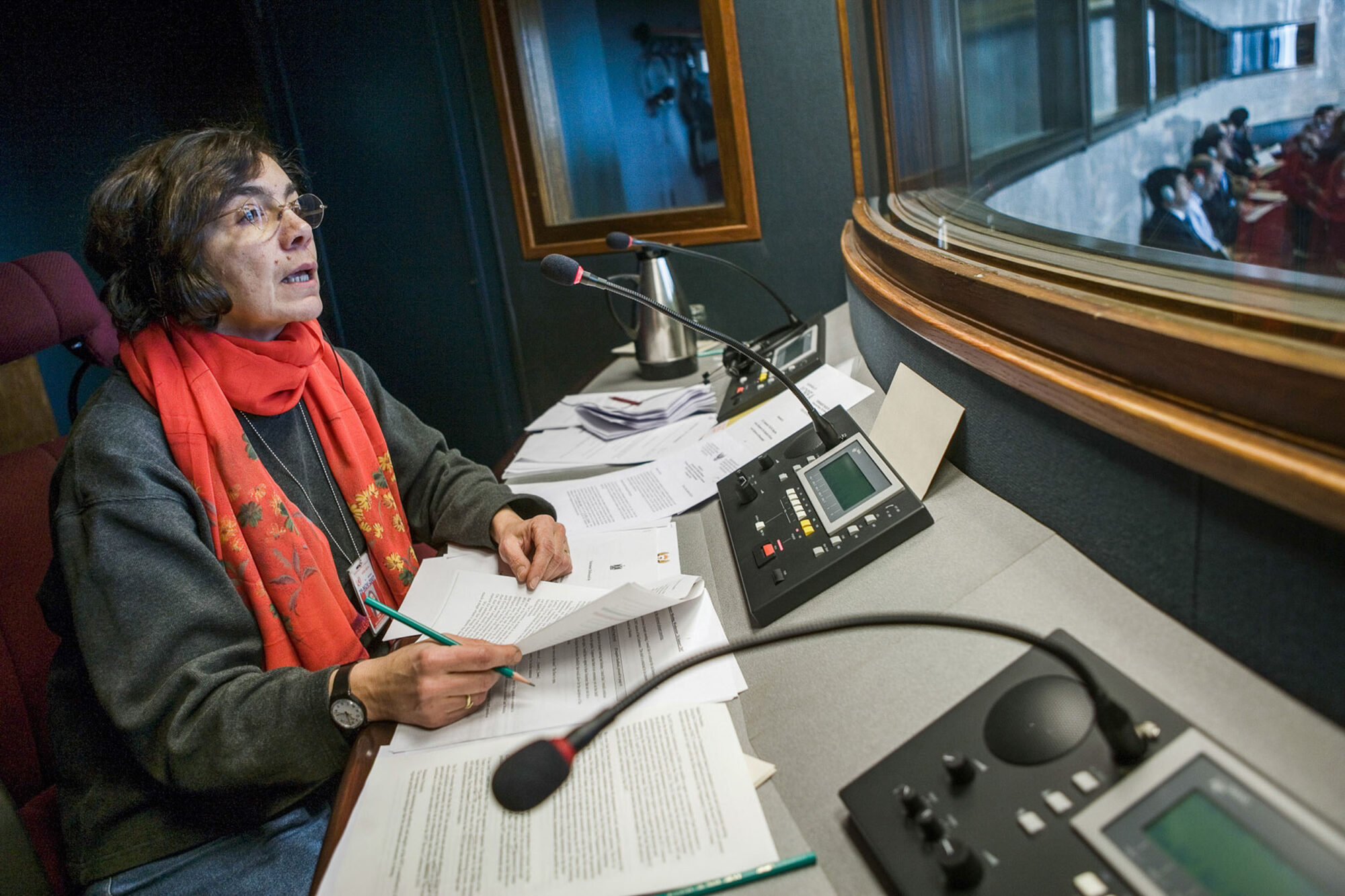 GENF, SCHWEIZ, 25. JANUAR 2007 - PALAIS DES NATION, UNO SITZ IN GENF. NADJA ABOU SPARKS WAEHREND IHRER ARBEIT ALS DOLMETSCHERIN  FUER DIE IM SALLE CONSEIL SITZENDE DELEGATION DER KONFERENZ UEBER DIE ABRUESTUNG.

FOTO BY DANIEL AMMANN