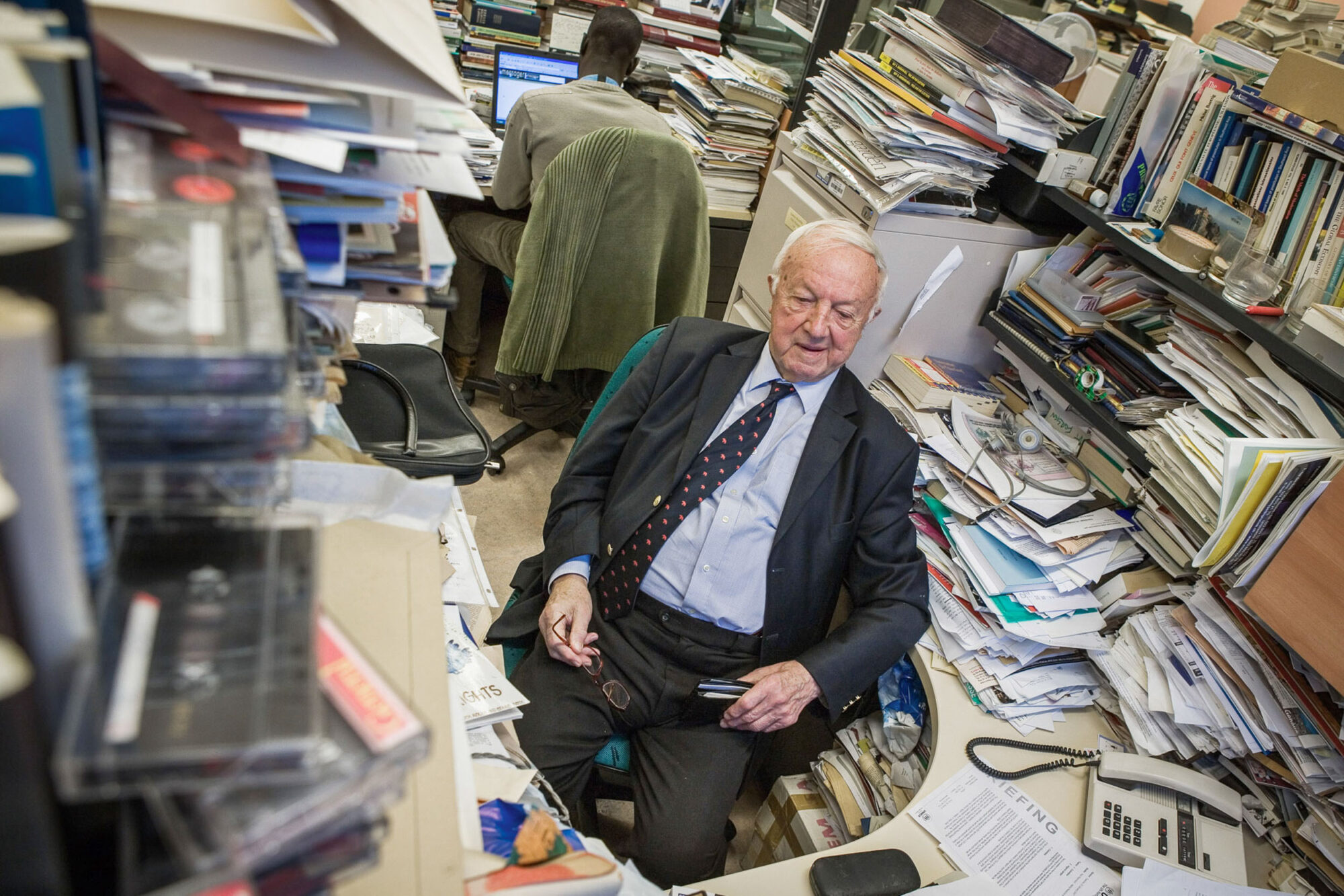 GENF, SCHWEIZ, 25. JANUAR 2007 - PALAIS DES NATION, UNO SITZ IN GENF. DER 80 JAEHRIGE GORDON MARTIN ARBITET SEIT 18 JAHREN FÜR RADIO VATIKAN. MARTIN AN SEINEM ARBEITSORT.

FOTO BY DANIEL AMMANN