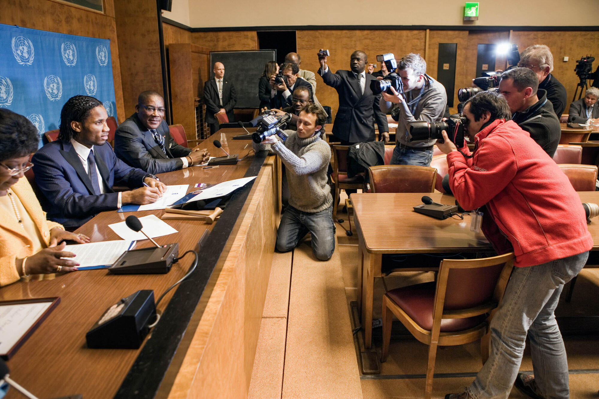 GENF, SCHWEIZ, 25. JANUAR 2007 - PALAIS DES NATION, UNO SITZ IN GENF. PRESSEKONFERENZ MIT FUSSBALL STAR DIDIER DROGBA. DROGBA VON DER COTE D IVOIR WIRD UNDP GOODWILL BOTSCHAFTER.

FOTO BY DANIEL AMMANN