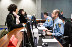 GENF, SCHWEIZ, 25. JANUAR 2007 - PALAIS DES NATION, UNO SITZ IN GENF. SECURITY CHECK, BESUCHER ERHALTEN AM SCHALTER EINEN TAGES BADGE.

FOTO BY DANIEL AMMANN