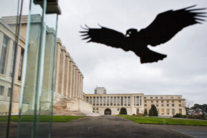 GENF, SCHWEIZ, 25. JANUAR 2007 - PALAIS DES NATION, UNO SITZ IN GENF. ANSICHT HAUPTGEBAEUDE A, ASSEMBLY HALL. FLIEGENDER VOGEL AN EINER GLASSCHEIBE AUFGEKLEBT.

FOTO BY DANIEL AMMANN
