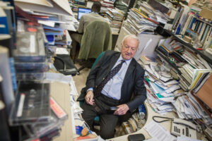 GENF, SCHWEIZ, 25. JANUAR 2007 - PALAIS DES NATION, UNO SITZ IN GENF. DER 80 JAEHRIGE GORDON MARTIN ARBITET SEIT 18 JAHREN FÜR RADIO VATIKAN. MARTIN AN SEINEM ARBEITSORT.

FOTO BY DANIEL AMMANN