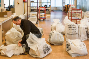 GENF, SCHWEIZ, 25. JANUAR 2007 - PALAIS DES NATION, UNO SITZ IN GENF. DIPLOMATISCHE POST, DIE UNO POST WIRD IN SAECKE GEFUELLT UND PER LUFTFRACHT VERSCHICKT.

FOTO BY DANIEL AMMANN