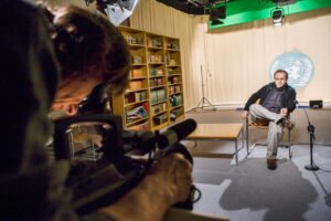 GENF, SCHWEIZ, 25. JANUAR 2007 - PALAIS DES NATION, UNO SITZ IN GENF. UNO TV STUDIO, REYNOLD FASEL CHECKT IM STUDIO HINTER DER KAMERA DIE BILDEINSTELLUNG.

FOTO BY DANIEL AMMANN