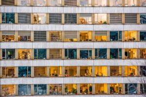 GENF, SCHWEIZ, 25. JANUAR 2007 - PALAIS DES NATION, UNO SITZ IN GENF. FASSADE MIT BELEUCHTETEN BUEROS DES NEUEN GEBAEUDE E.

FOTO BY DANIEL AMMANN