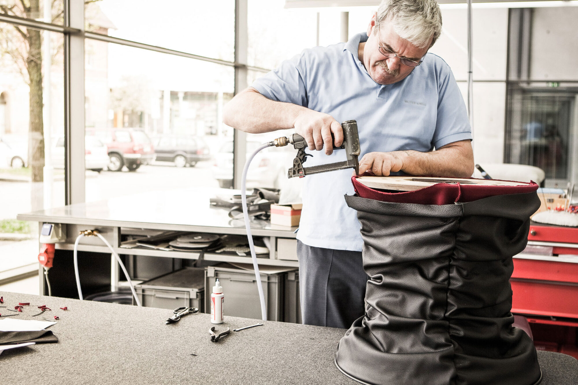 Deutschland, Herrenberg, 26. April 2010 - Firma Walter Knoll, Produktion von hochwertigen Mobilien wie Stuhl, Sessel, Tisch, Sofa, Bank.