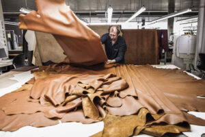 Deutschland, Herrenberg, 26. April 2010 - Firma Walter Knoll, Produktion von hochwertigen Mobilien wie Stuhl, Sessel, Tisch, Sofa, Bank.