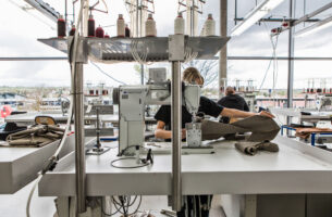 Deutschland, Herrenberg, 26. April 2010 - Firma Walter Knoll, Produktion von hochwertigen Mobilien wie Stuhl, Sessel, Tisch, Sofa, Bank.